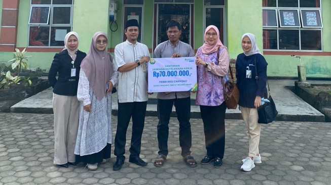 BPJS Ketenagakerjaan Serahkan Santunan JKK Rp70 Juta di SMKN 1 Muaro Jambi